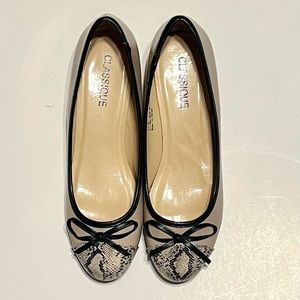 CLASSIQUE Women’s shoes with animal print toe Size 9.5 bone color